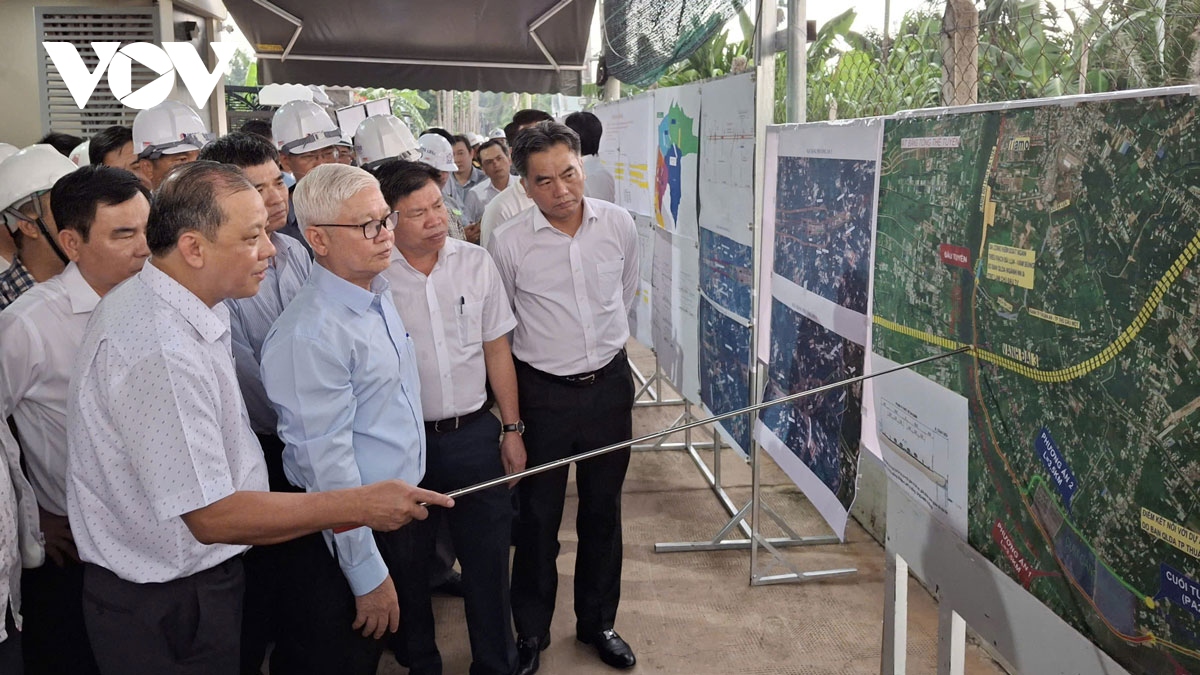 Lãnh đạo tỉnh Bình Dương khảo sát các dự án giao thông.