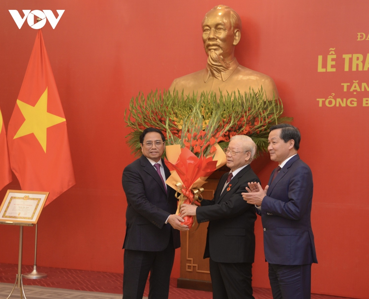 Thủ tướng Phạm Minh Chính tặng hoa chúc mừng Tổng Bí thư Nguyễn Phú Trọng.