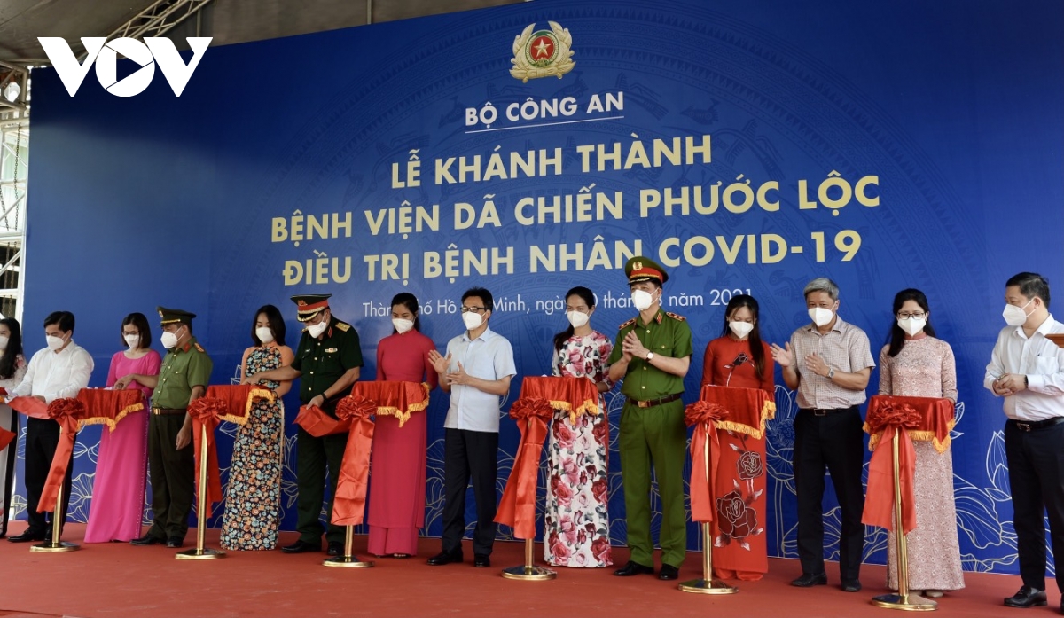 Phó Thủ tướng Vũ Đức Đam cùng lãnh đạo Bộ Công an cắt băng khánh thành Bệnh viện dã chiến Phước Lộc. Ảnh Tự Trung.