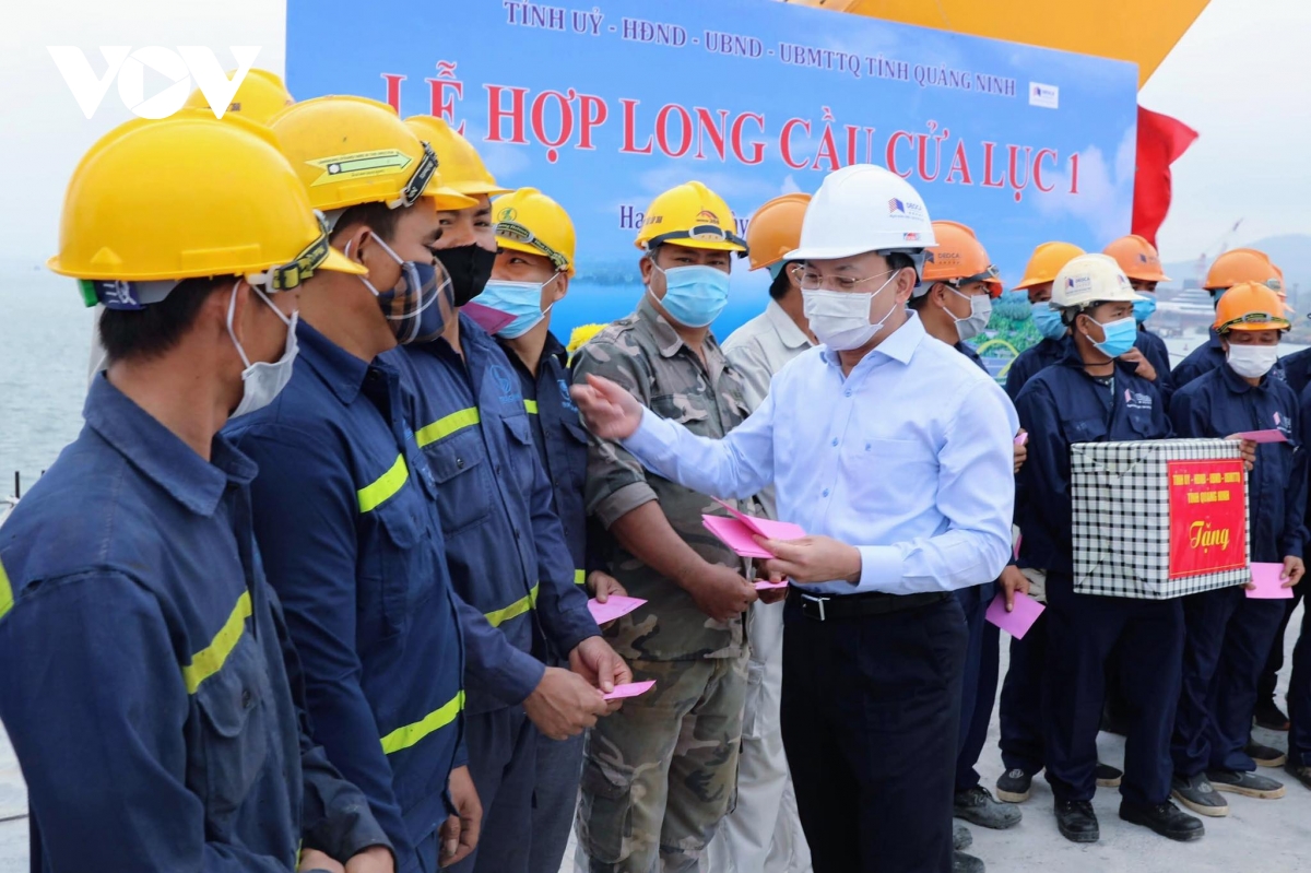 Ông Nguyễn Xuân Ký - Bí thư Tỉnh ủy Quảng Ninh tặng quà chúc mừng các cán bộ, kỹ sư, công nhân thi công cầu Cửa Lục 1 trong ngày hợp long cây cầu.