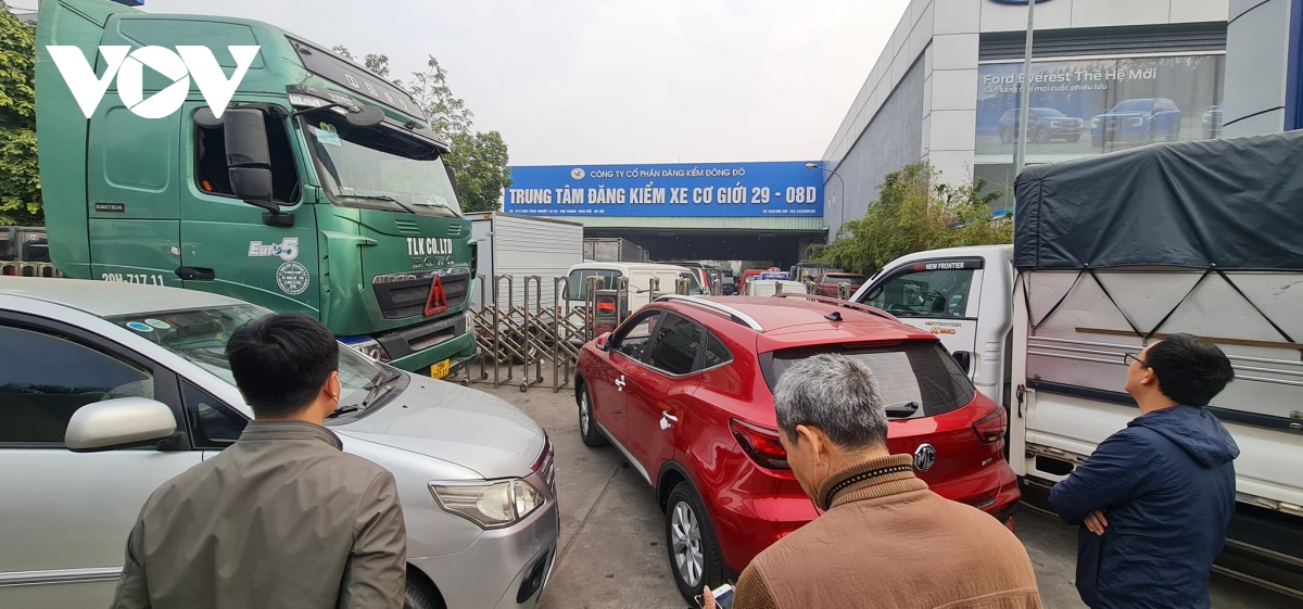 Người dân, doanh nghiệp vận tải ở Hà Nội, TP.HCM vẫn đứng ngồi khống yên mỗi khi xe đến kỳ đăng kiểm.