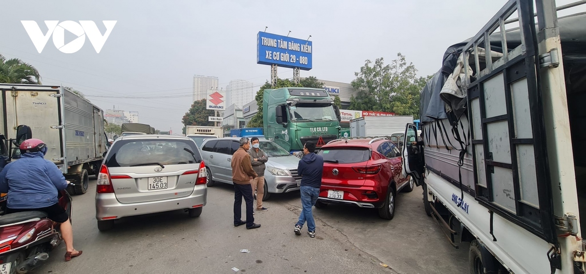 Nhiều trung tâm đăng kiểm ở TP. Hà Nội xảy ra tình trạng ùn tắc nghiêm trọng.