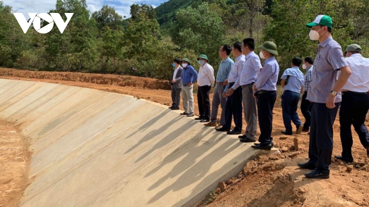 Đoàn công tác của Thứ trưởng Bộ NN& PTNT Nguyễn Hoàng Hiệp kiểm tra tiến độ thi công của công trình thủy lợi Krông pách thượng.