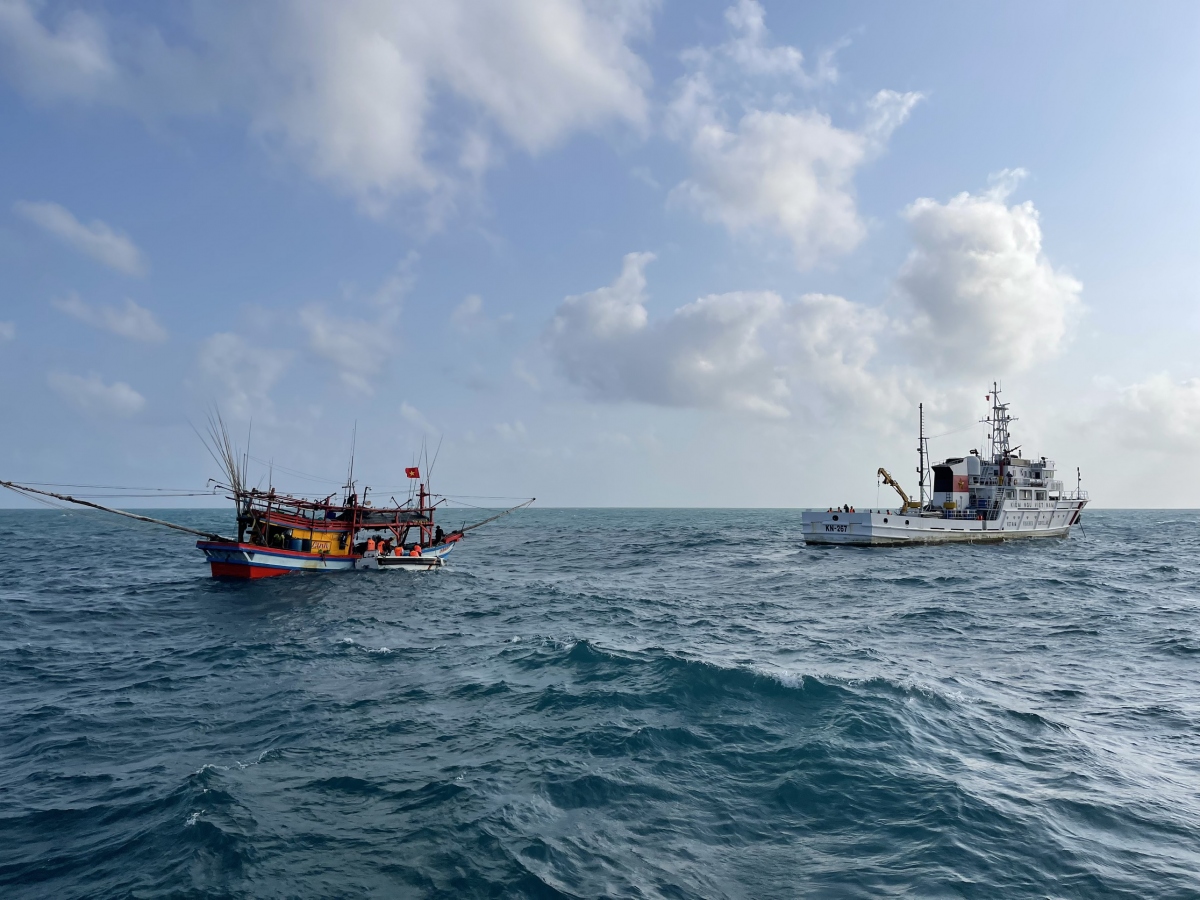 Đoàn công tác kiểm tra Tàu KN267 và Tàu cá CM00608TS trên vùng biển giáp ranh.