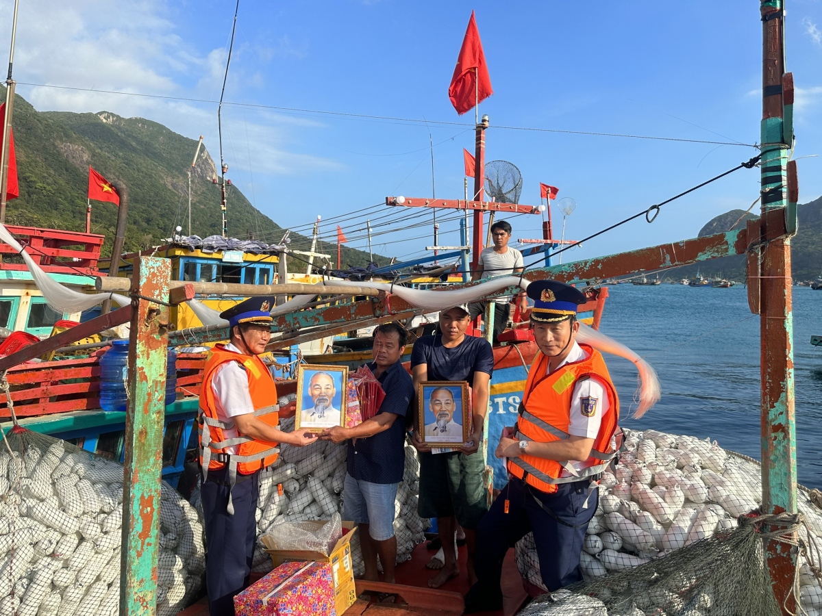 Đoàn công tác tặng cờ Tổ quốc, ảnh Bác và quà cho ngư dân Côn Đảo.