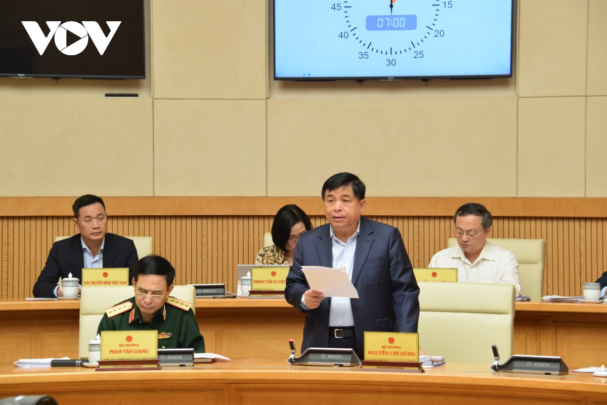 Bộ trưởng Kế hoạch và Đầu tư Nguyễn Chí Dũng báo cáo về tình hình kinh tế xã hội tháng 3 và 3 tháng đầu năm 2022.