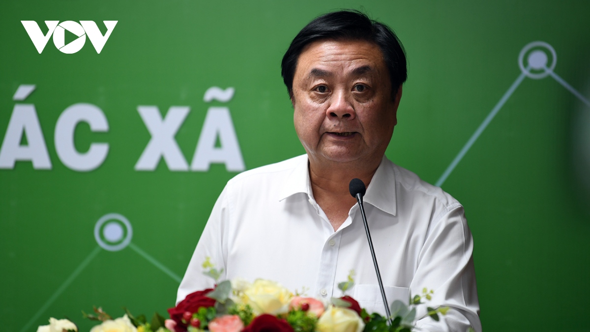Bộ trưởng Bộ NN&PTNT Lê Minh Hoan chỉ rõ, mô hình HTX manh mún, rời rạc thiếu liên kết sẽ khó chuyển từ tư duy sản xuất sang tư duy kinh tế nông nghiệp theo tinh thần Nghị quyết 19. Ảnh: Quang Trung.