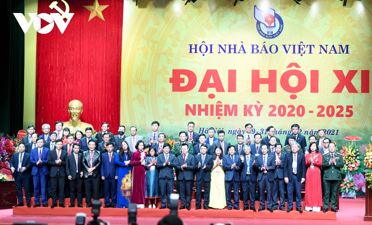 Ra mắt Ban Chấp hành Hội Nhà báo Việt Nam khóa XI.