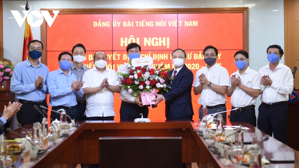 Tập thể Ban Thường vụ Đảng ủy Đài Tiếng nói Việt Nam tặng hoa chúc mừng Bí thư Đảng ủy, Tổng Giám đốc Đỗ Tiến Sỹ.