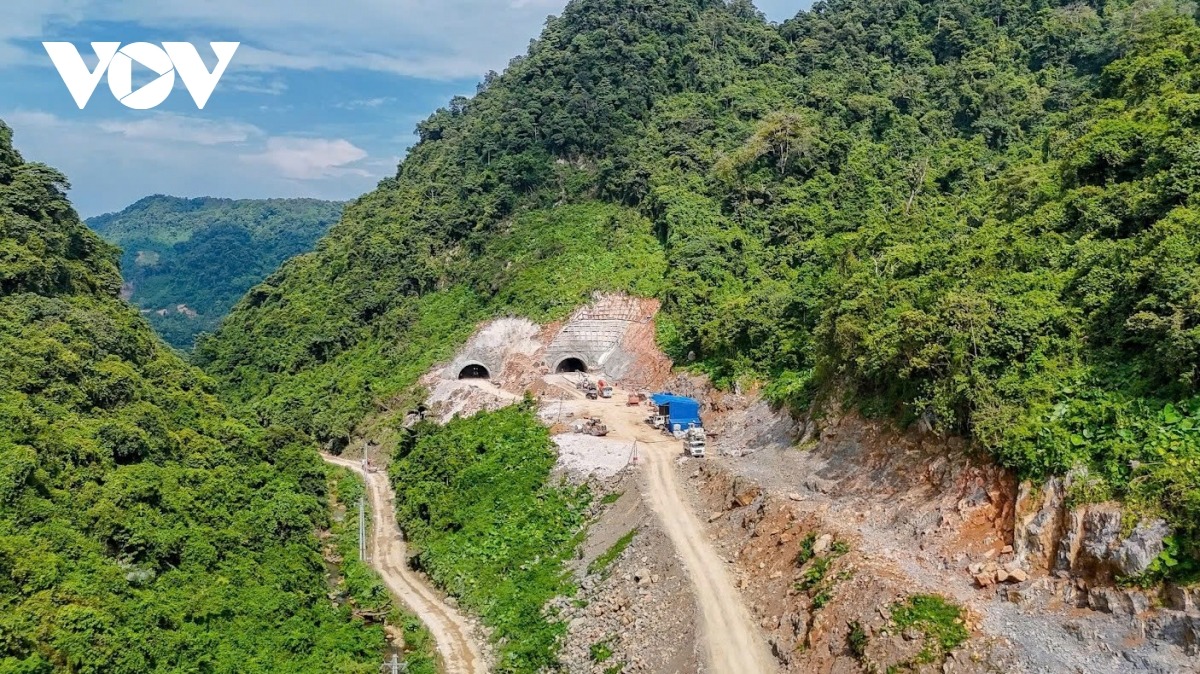 Khoan mở của hầm trên cao tốc Đồng Đăng - Trà Lĩnh.