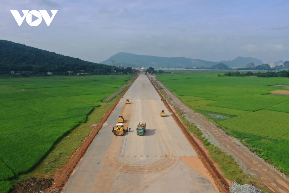 Dự án cao tốc Bắc - Nam giai đoạn 1, đoạn Mai Sơn-QL45 đang được thi công.
