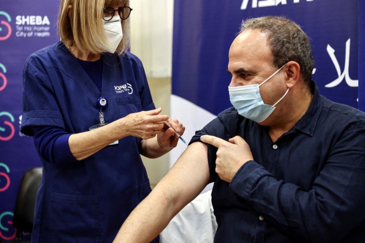 Một người dân tiêm vaccine Covid-19 tại Trung tâm Y tế Sheba, thành phố Ramat Gan, Israel. Ảnh: Reuters