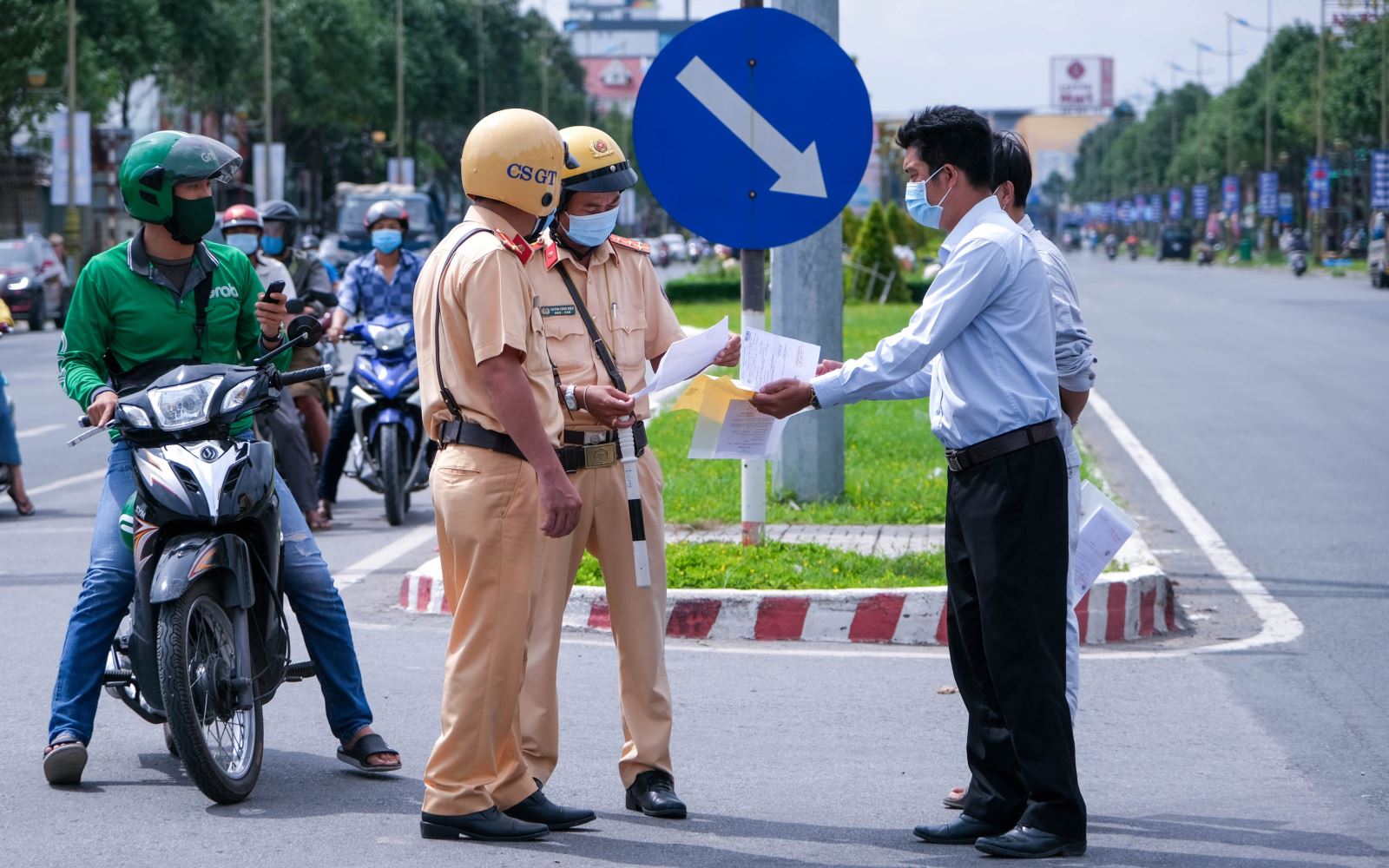 Bất kể thời tiết nắng hay mưa, các chiến sĩ công an TP Cần Thơ luôn hoàn thành tốt nhiệm vụ kiểm soát người - phương tiện và hướng dẫn người dân khai báo y tế.