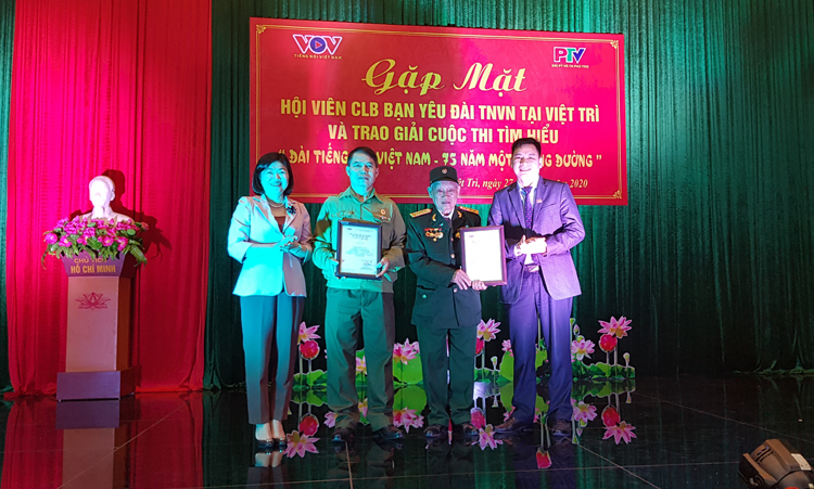 Trưởng ban Ban Thư ký biên tập và thính giả Đài TNVN Đồng Mạnh Hùng và Giám đốc Đài PT-TH tỉnh Phú Thọ Nguyễn Thị Tuyết Chinh trao giải Nhì cho thính giả.