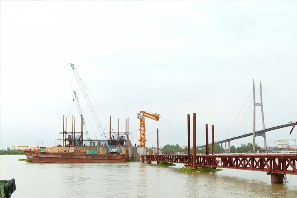 Cầu Mỹ Thuận 2 bắt qua sông Tiền đang triển khai xây dựng.