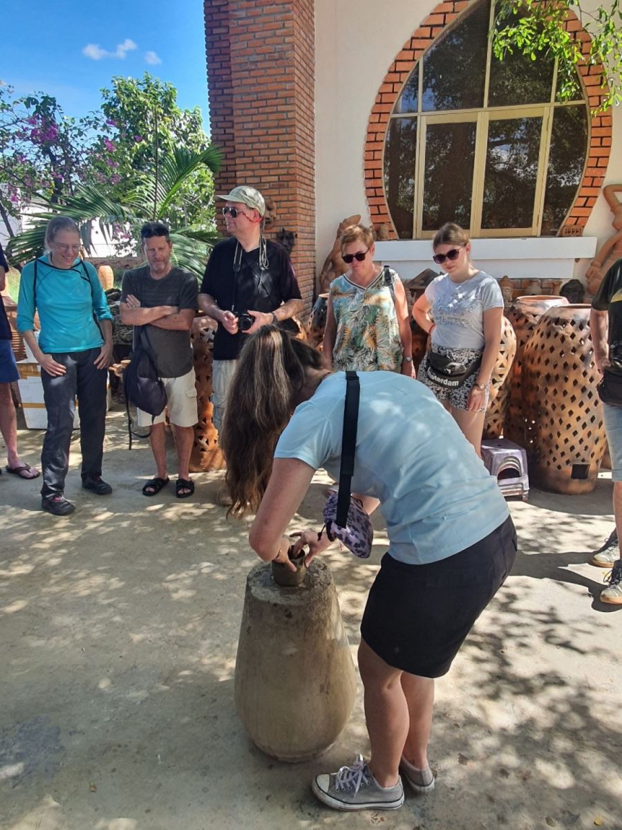 Du khách nước ngoài trải nghiệm tại làng gốm Bàu Trúc.