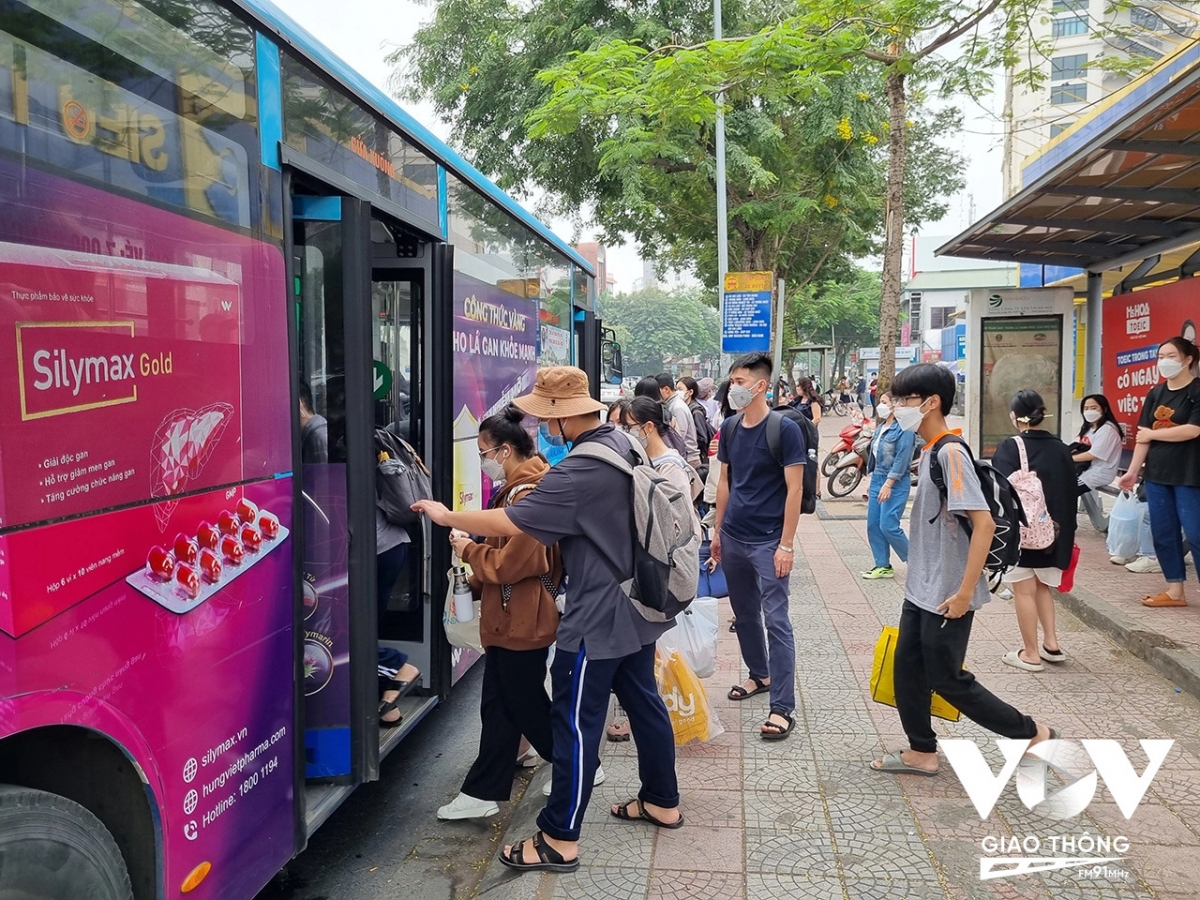 Theo Trung tâm Quản lý giao thông công cộng Hà Nội, lượng hành khách đi xe buýt trong tháng 10 là gần 24,5 triệu lượt, tăng gần 4 triệu lượt so với tháng 9, tương đương 18%.