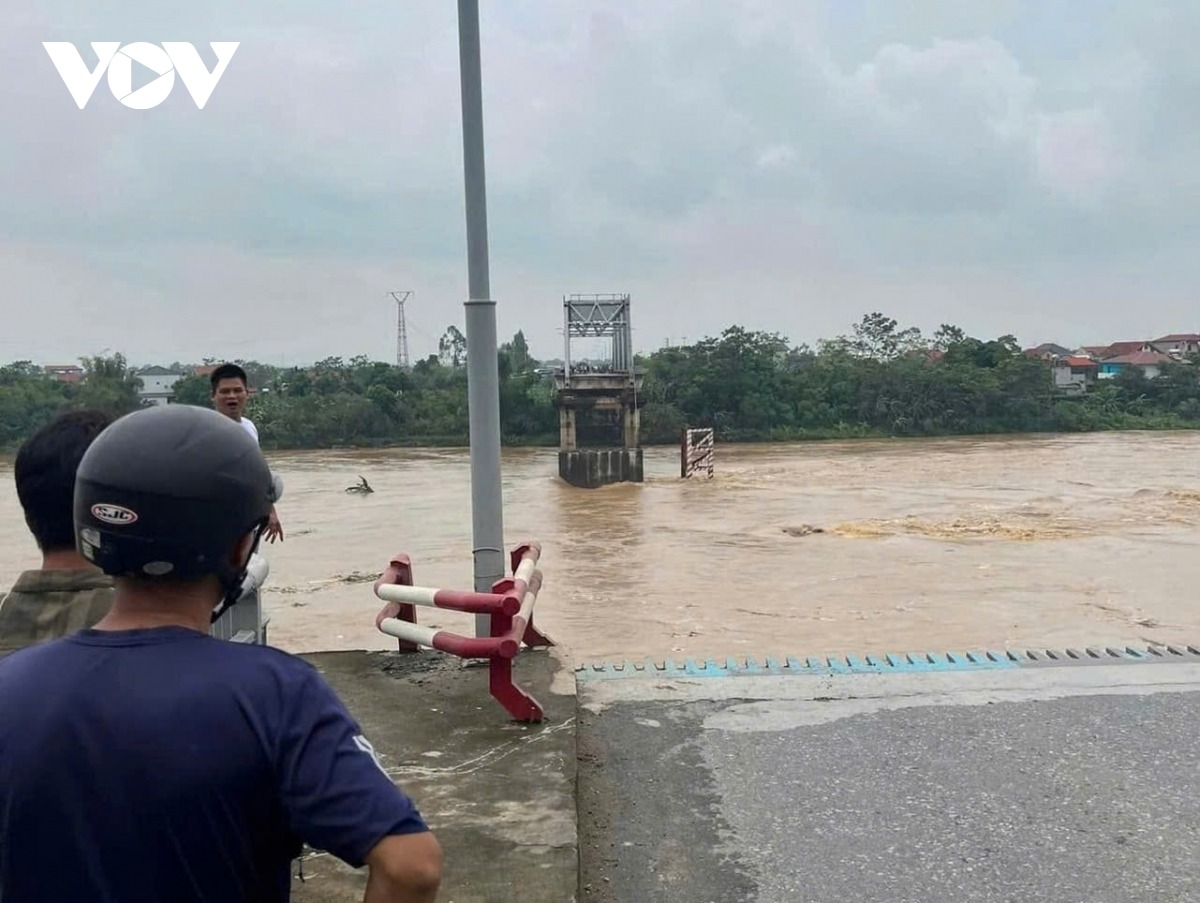 Hiện trường vụ sập cầu Phong Châu ngày 9/9.