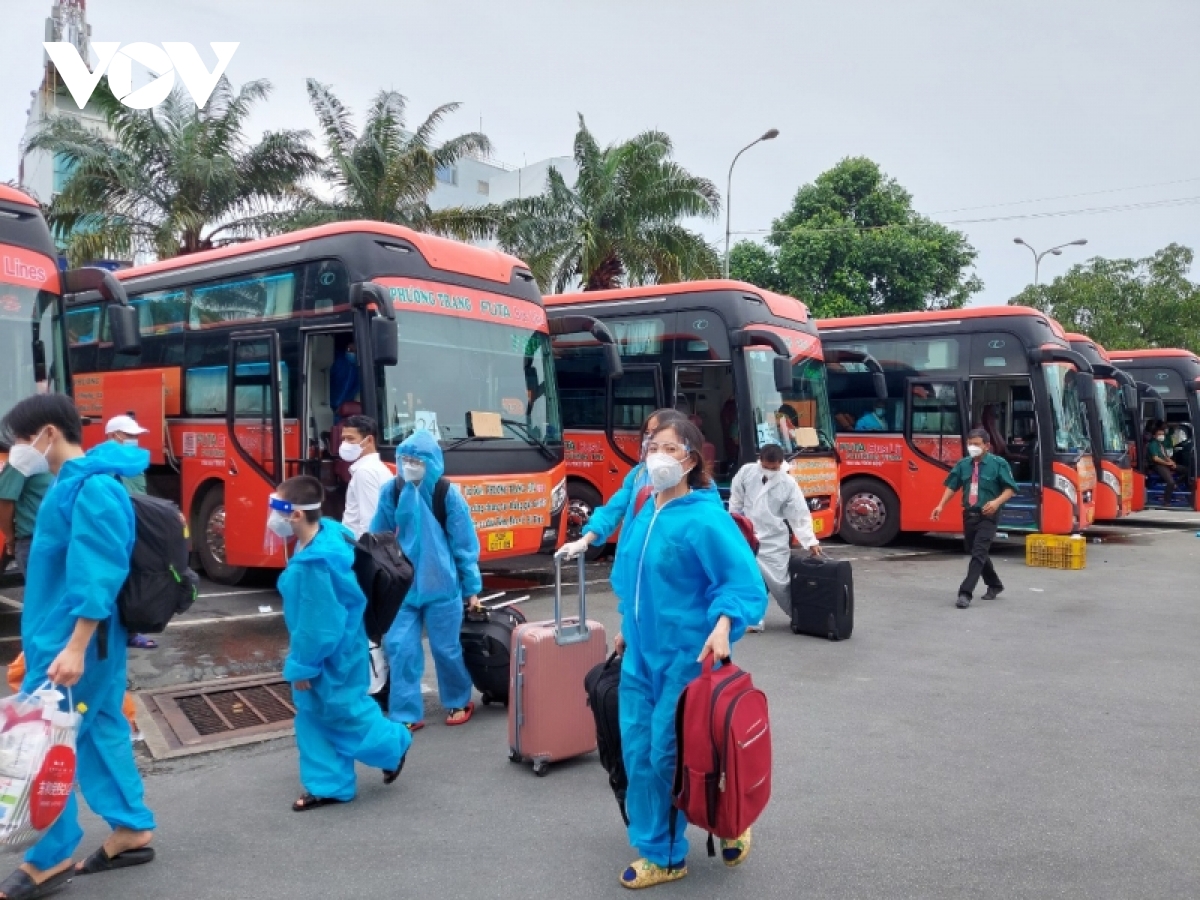 Nhiều địa phương còn có quy định quá chặt chẽ việc xét nghiệm, cách ly đối với hành khách về địa phương đã gây khó khăn cho vận tải khách nội tỉnh và liên tỉnh.