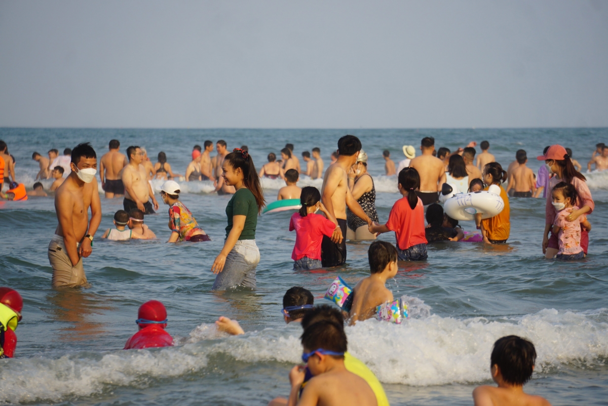 Hè năm nay, các bãi biển ở miền Trung luôn chật kín du khách.
