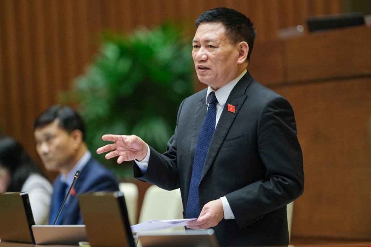 Bộ trưởng Bộ Tài chính Hồ Đức Phớc báo cáo giải trình tại Kỳ họp thứ 3 Quốc hội khóa XV.