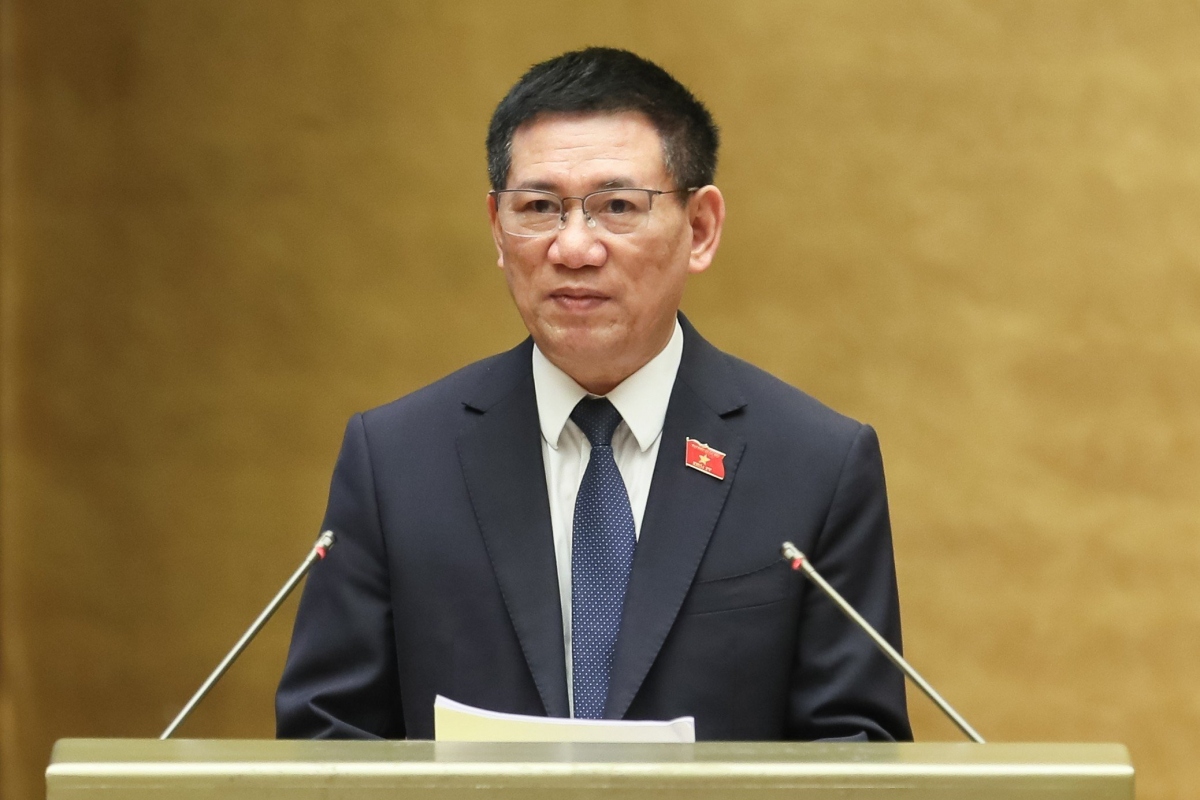 Bộ trưởng Bộ Tài chính Hồ Đức Phớc trình bày báo cáo trước Quốc hội.