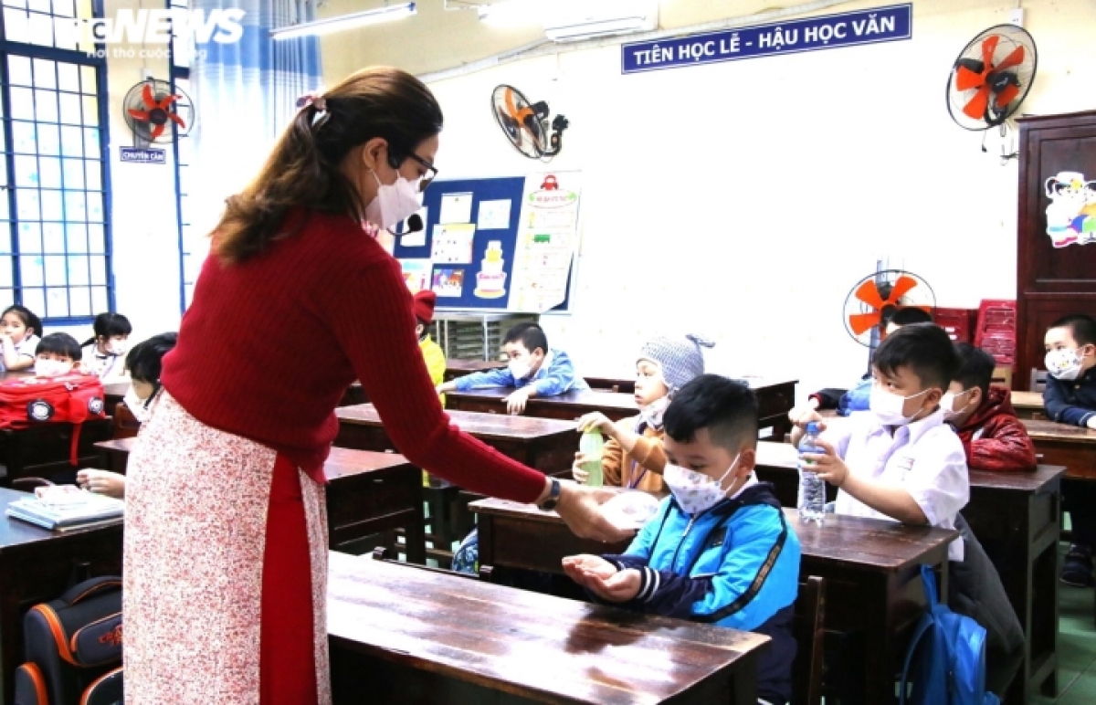 Nhiều giáo viên, học sinh F0 tăng cao, các trường tiểu học tại Đà Nẵng phải chuyển sang hình thức dạy học online.