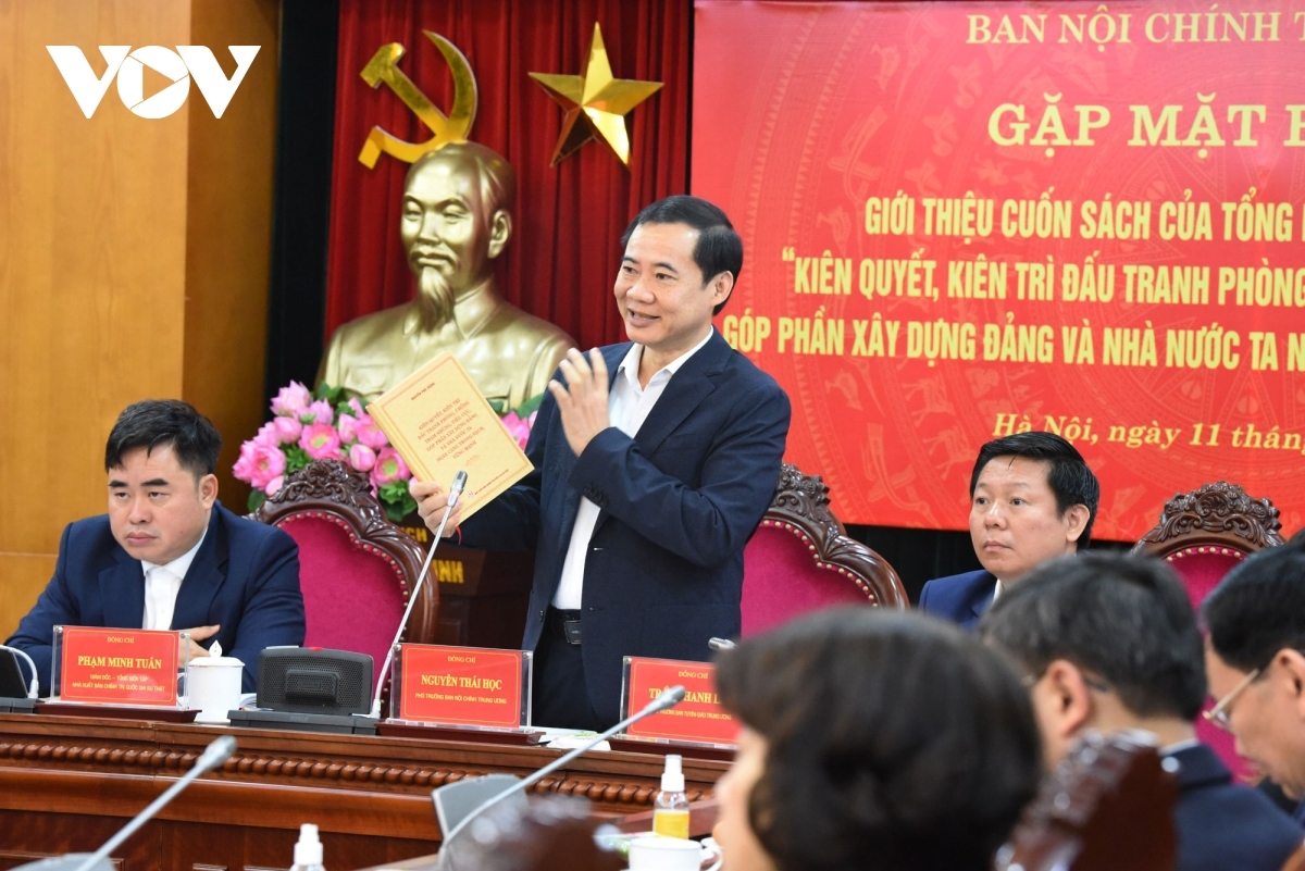Phó trưởng Ban Nội chính Trung ương Nguyễn Thái Học giới thiệu về cuốn sách (Ảnh: Kim Anh)