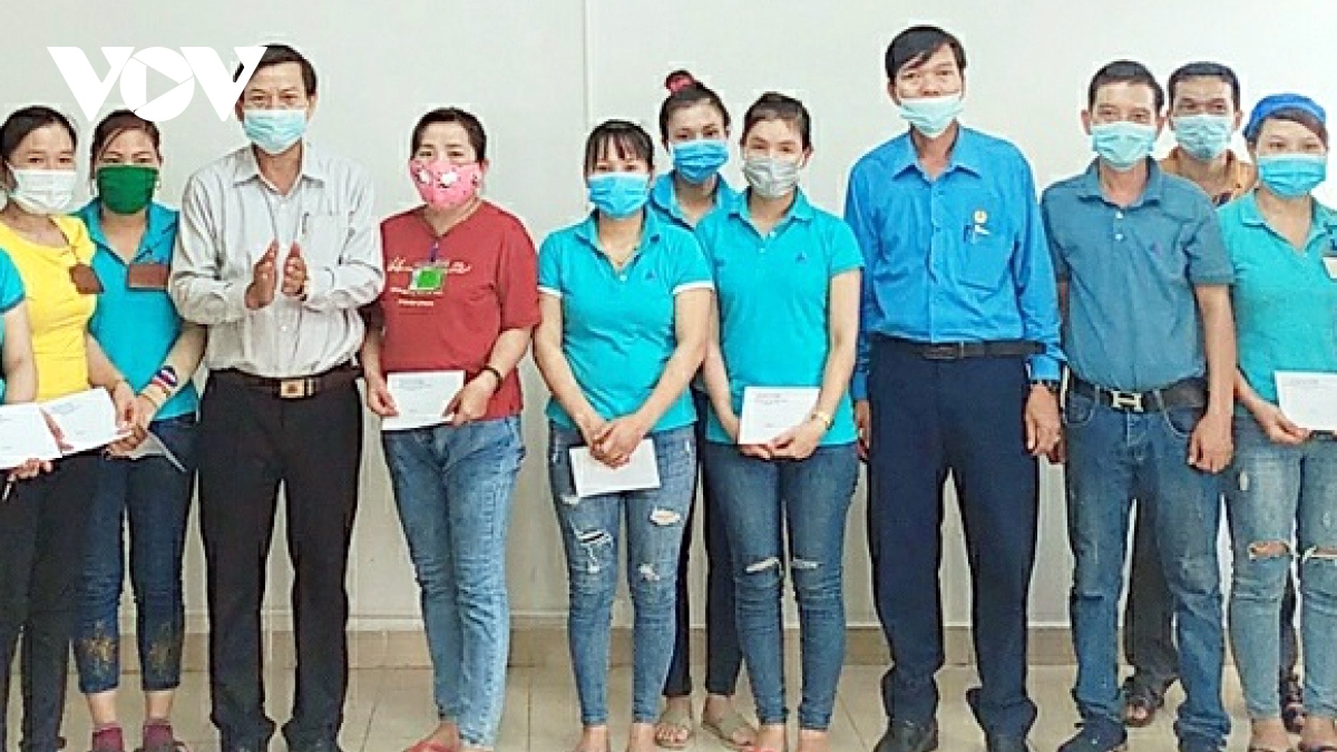 Liên Đoàn Lao động huyện Duy Xuyên, Quảng Nam trao quà tặng đoàn viên, người lao động nghèo.