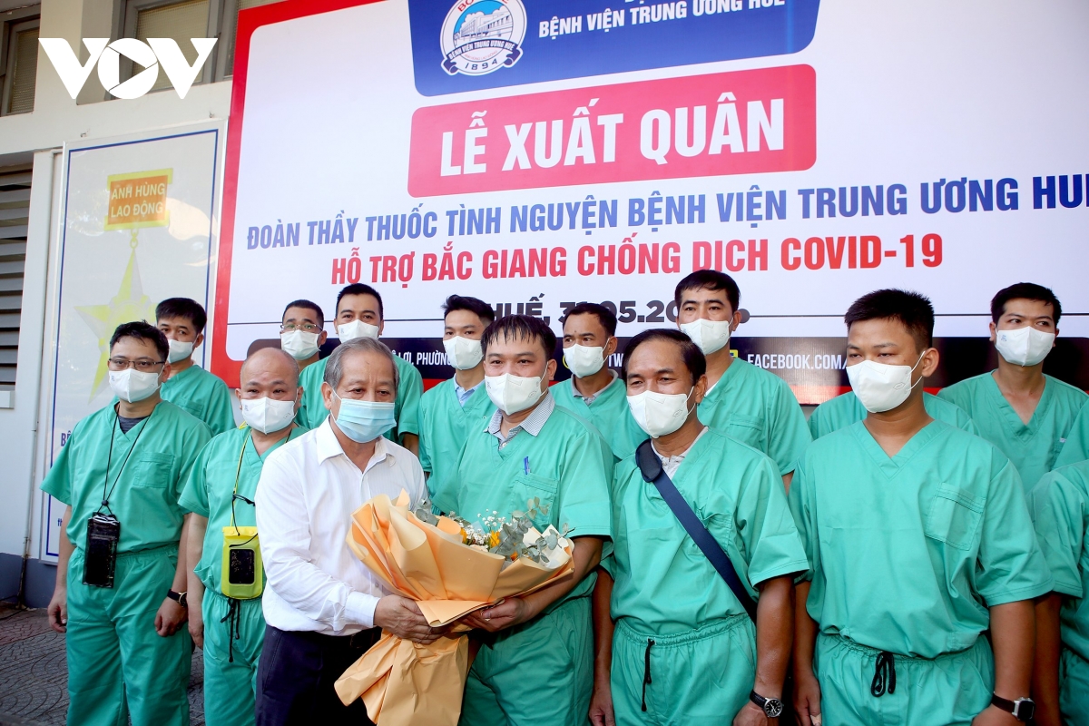 Ông Phan Ngọc Thọ, Chủ tịch tỉnh UBND Thừa Thiên Huế động viên và tặng hoa cho đoàn bác sĩ chi viện tỉnh Bắc Giang.