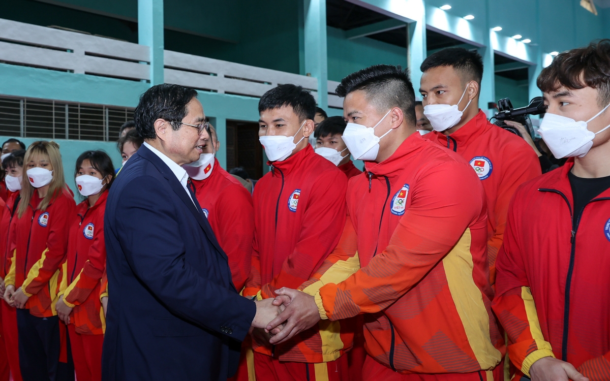 Thủ tướng thăm hỏi, động viên các vận động viên đang tập luyện tại Trung tâm Huấn luyện thể thao quốc gia Hà Nội. - Ảnh: VGP