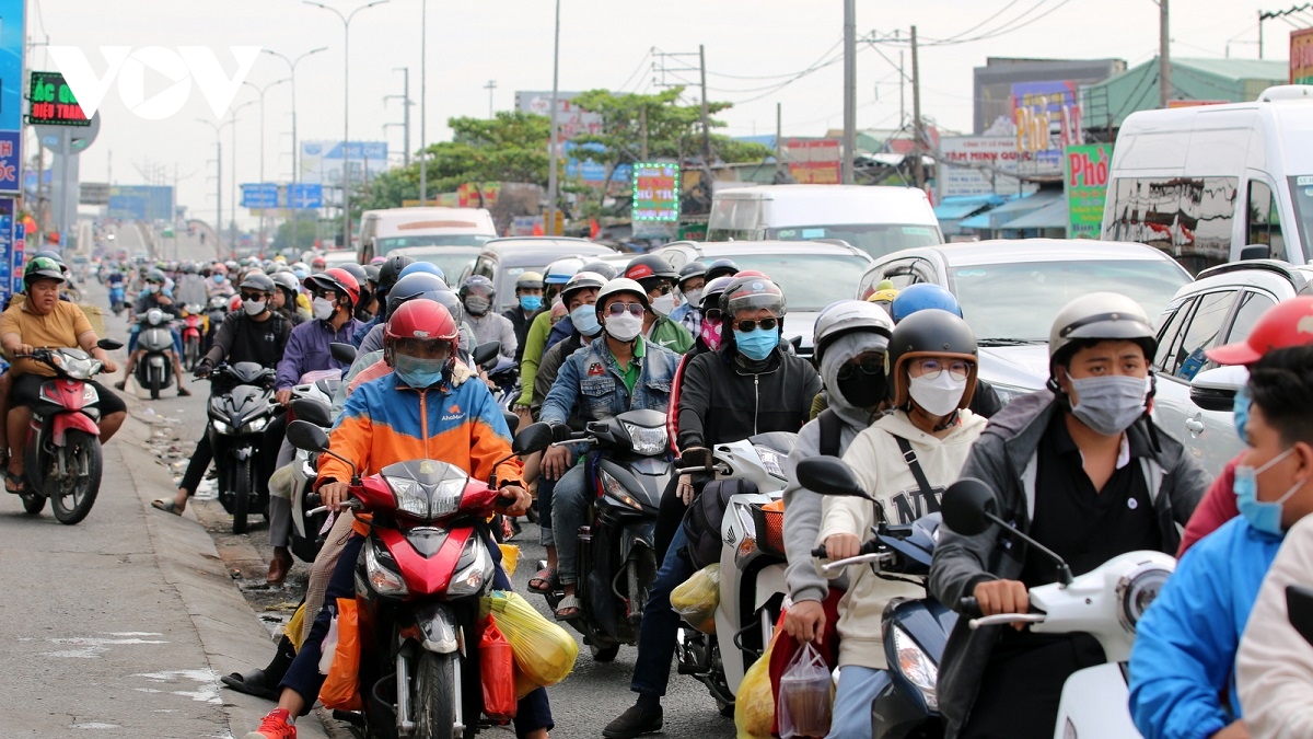 Cảnh thường thấy ở Quốc lộ 1 cửa ngõ đi về miền Tây. (Ảnh: H.K)