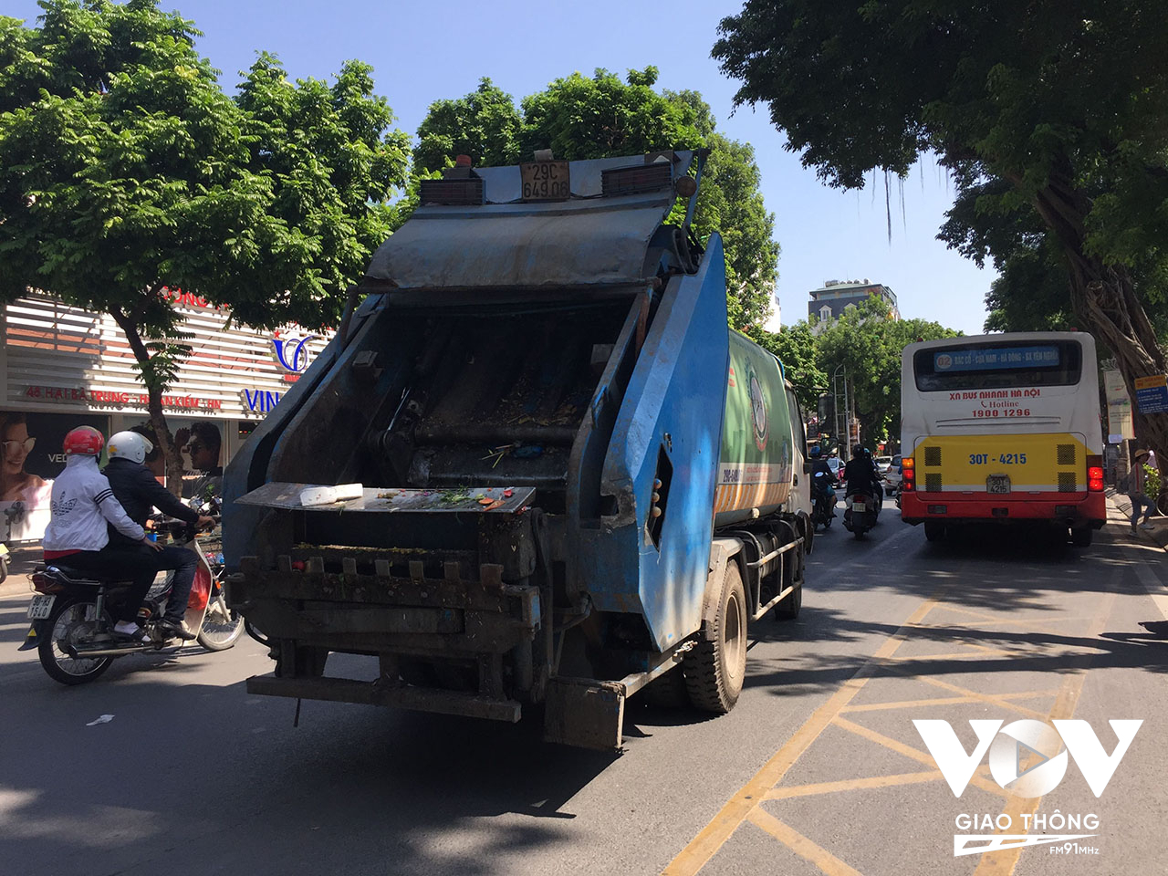 Xe chở rác nghênh ngang trên phố không che chắn, kéo theo mùi hôi thối khiến người tham gia giao thông phải né tránh.