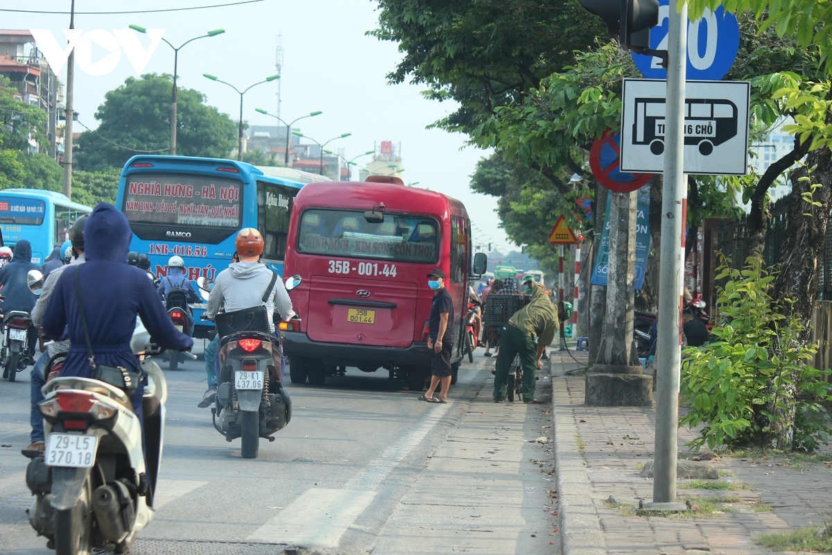 Ngang nhiên dừng đỗ để đón trả khách dọc đường Giải Phóng.