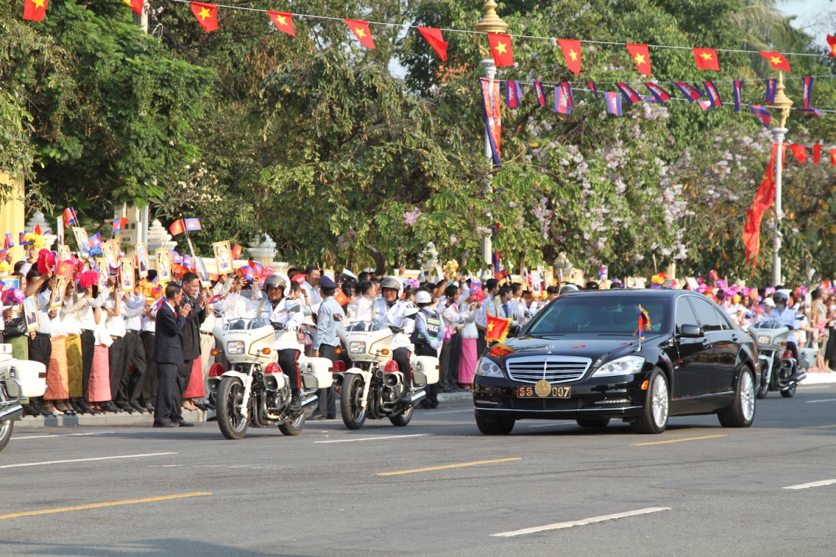 Người dân Campuchia chào đón Tổng Bí thư Nguyễn Phú Trọng sang thăm năm 2019.