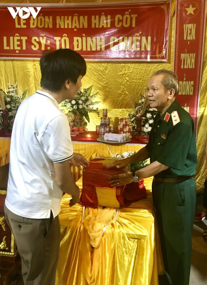 Trung tướng Hoàng Khánh Hưng, Chủ tịch Hội hỗ trợ gia đình liệt sĩ Việt Nam trao hài cốt liệt sĩ Tô Đình Chiến cho gia đình liệt sĩ.