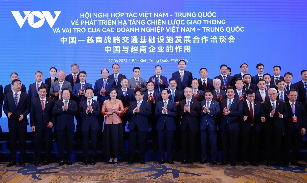 Thủ tướng Chính phủ Phạm Minh Chính cùng Phó Thủ tướng Quốc vụ viện Trung Quốc Trương Quốc Thanh chụp ảnh chung với đại biểu hai nước dự “Hội nghị hợp tác Việt Nam - Trung Quốc về phát triển hạ tầng chiến lược giao thông và vai trò của các doanh nghiệp Việt Nam - Trung Quốc”.