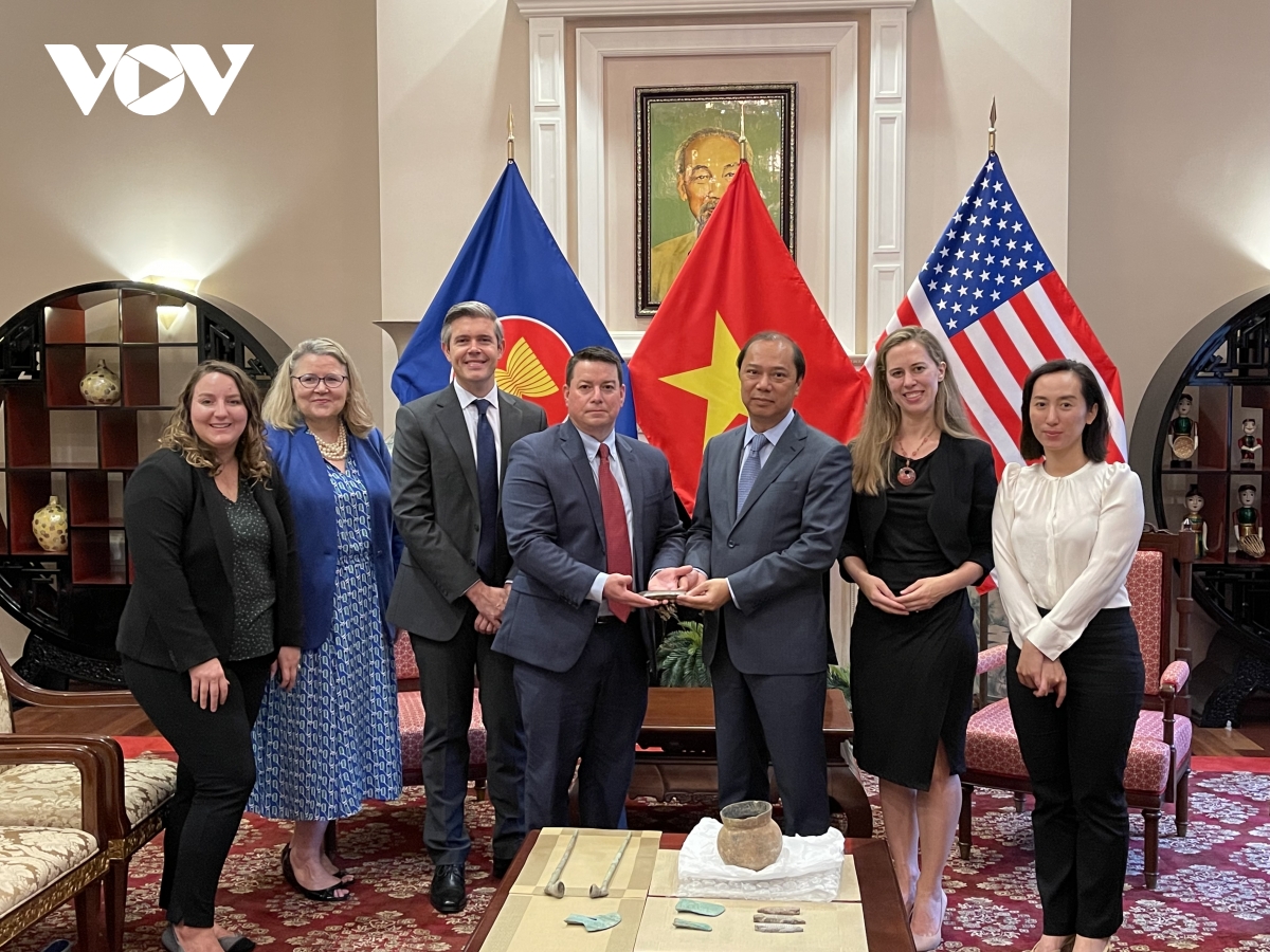 Đại sứ Nguyễn Quốc Dũng tiếp nhận các hiện vật văn hóa từ đại diện FBI với sự chứng kiến của đại diện Bộ Ngoại giao và Bộ An ninh Nội địa Mỹ.