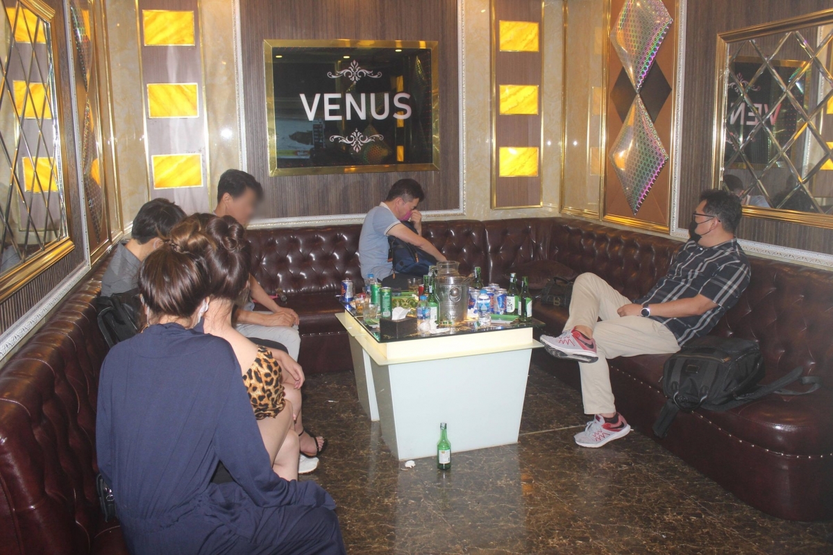 Nhiều người nước ngoài đang tụ tập tại một phòng trong quán karaoke Venus.