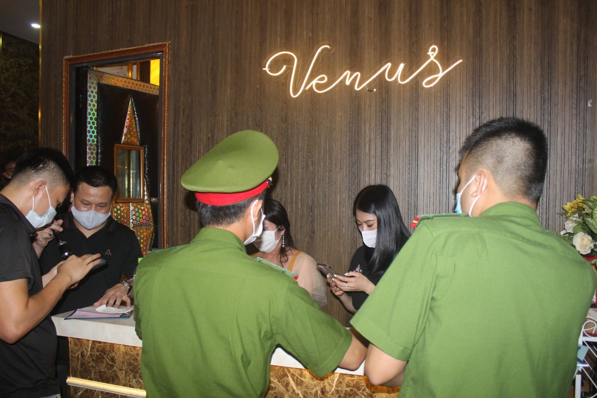 Lực lượng chức năng làm việc tại quán karaoke Venus.