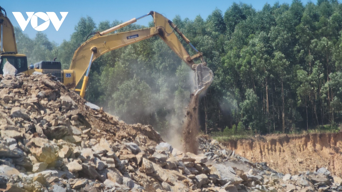 Chủ tịch UBND tỉnh Bắc Giang yêu cầu các sở, ngành, địa phương tăng cường quản lý, giám sát, kiểm tra và xử lý nghiêm vi phạm trong hoạt động khai thác, vận chuyển khoáng sản làm vật liệu xây dựng.