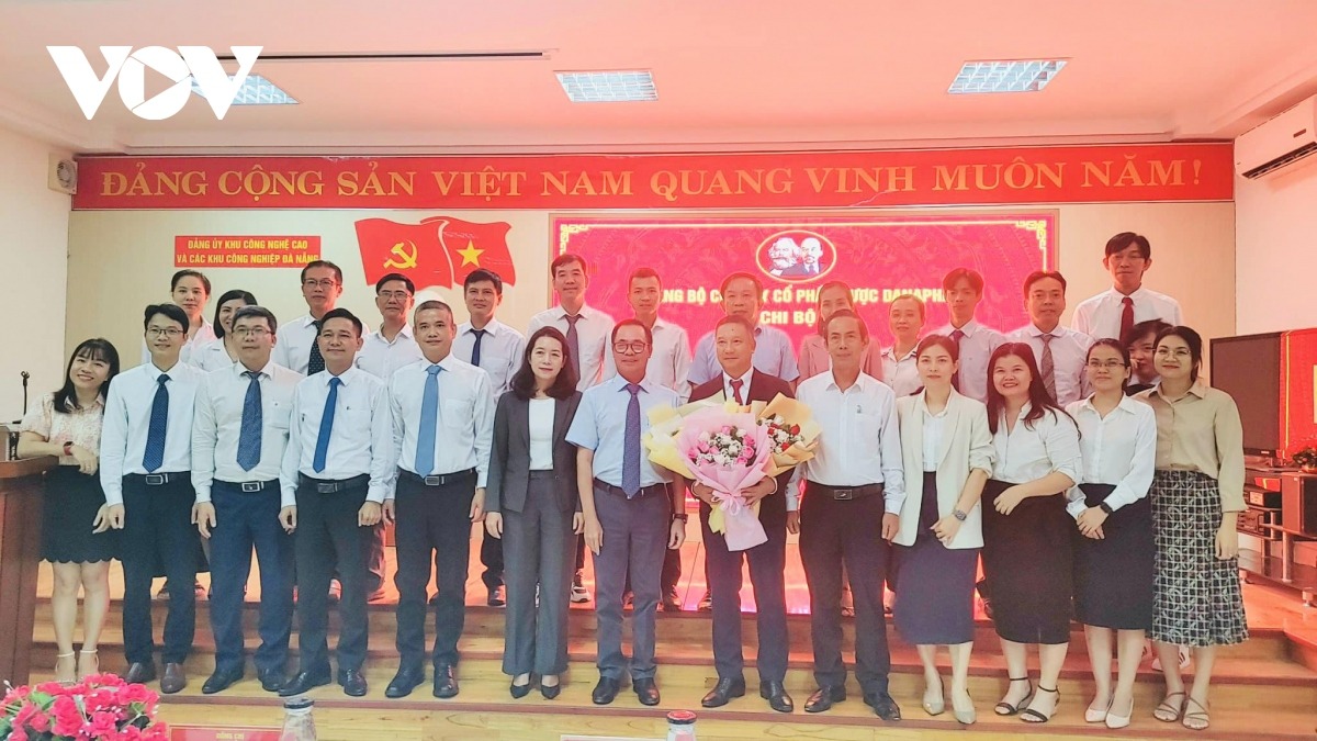 Lễ kết nạp đảng viên Lê Thăng Bình (người ôm hoa), Tổng Giám đốc Công ty Cổ phần Dược Danapha.