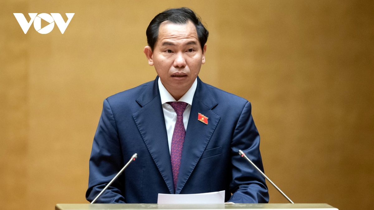 Chủ nhiệm Ủy ban Tài chính, Ngân sách của Quốc hội Lê Quang Mạnh báo cáo thẩm tra Tờ trình về việc giao danh mục và mức vốn cho các nhiệm vụ, dự án thuộc CTPHPTKTXH; KHĐTCTH và CTMTQG.