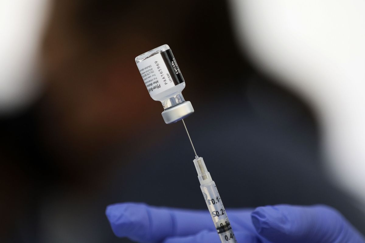 Liều vaccine thứ ba làm giảm đáng kể nguy cơ lây nhiễm SARS-CoV-2 ở những người trên 60 tuổi. Ảnh minh họa: Deseret News