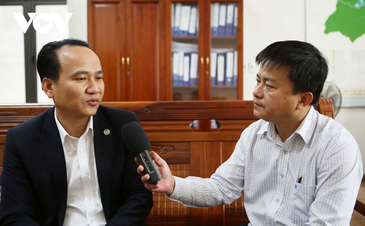 Nhà báo Thanh Hà trong một lần phỏng vấn ông Nguyễn Đình Vĩnh, Trưởng Ban Tổ chức Thành ủy Đà Nẵng.