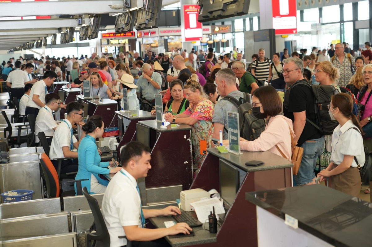 Hành khách làm thủ tục chuyến bay tại Cảng Hàng không Quốc tế Nội Bài.
