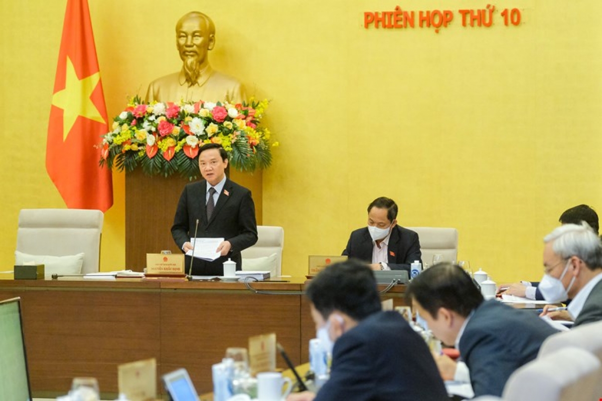 Phó Chủ tịch Quốc hội Nguyễn Khắc Định điều hành phiên thảo luận về dự án Luật Thanh tra (sửa đổi).