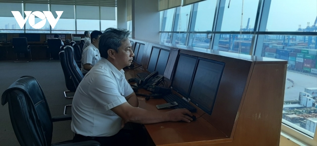 Nhân viên Tổng Công ty Tân Cảng Sài Gòn đang vận hành hệ thống quản lý các dich vu tải Cảng Cát Lái, TP Thủ Đức. (Ảnh: Lệ Hằng)