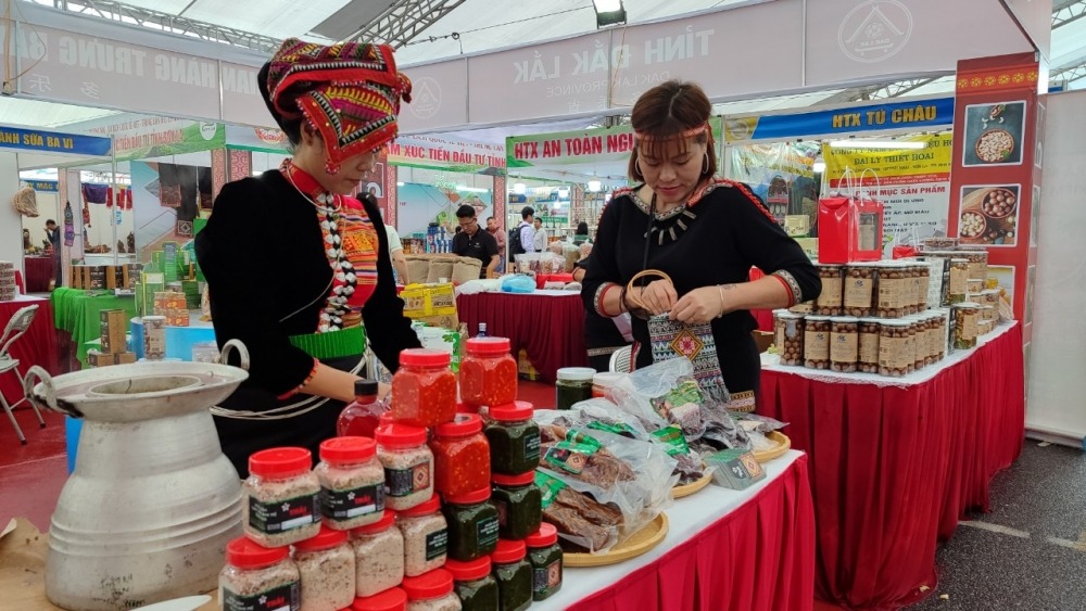 Nông sản địa phương của Việt Nam tham gia hội chợ biên giới Việt - Trung vừa được tổ chức tại thành phố Móng Cái, tỉnh Quảng Ninh.