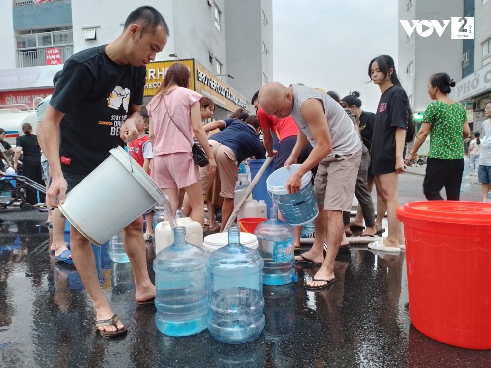 Người dân khu đô thị Thanh Hà thức trắng đêm chờ lấy nước sạch.